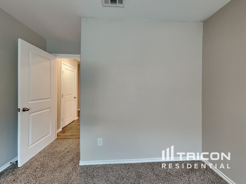 Building Photo - 821 Alton Dr