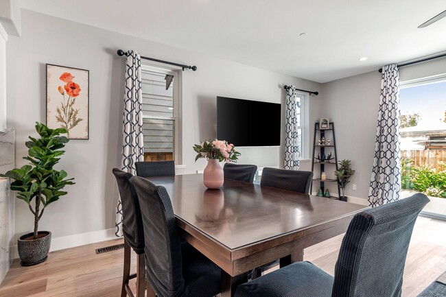 Building Photo - Fully Furnished 3BD/2BA Home with Solar – ...