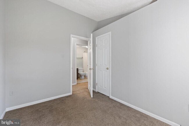 Building Photo - 806 Lilac Ct