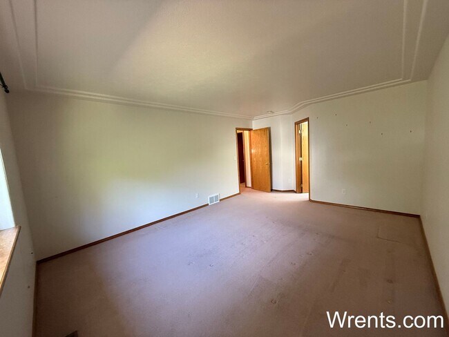 Building Photo - Available NOW!!!!! 3200 sqft home with Gol...