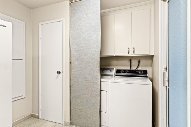 Building Photo - Utilities Paid! Modern 2 Bed Condo on the Water! Live by the Bay