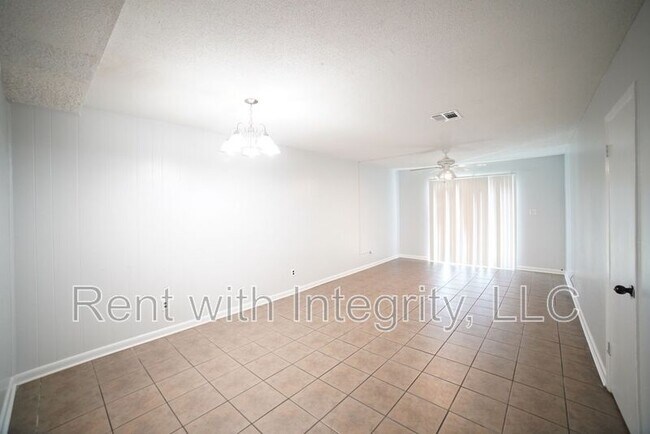 Building Photo - 2325 W Pensacola St
