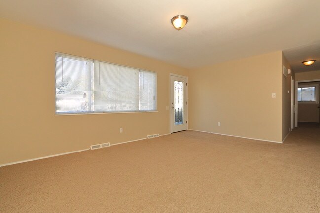 Building Photo - 2750 Mockingbird Lane