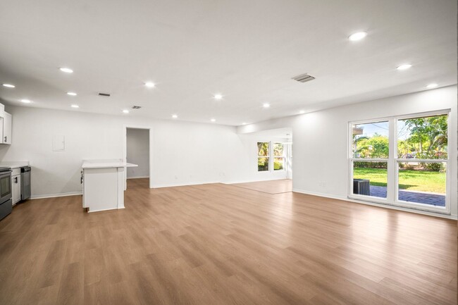 Building Photo - Fully Renovated 3 Beds 2 baths condo off M...
