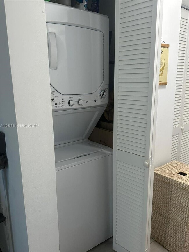 Building Photo - 321 NE 26th St