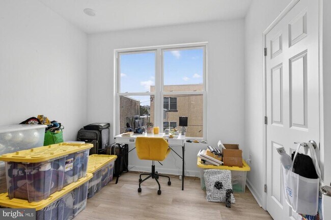 Building Photo - 2352 W Thompson St