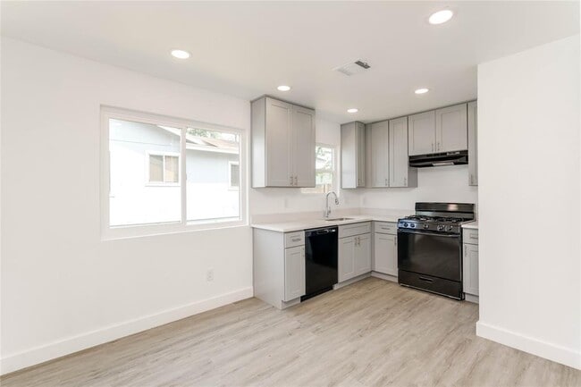 Building Photo - 3410 Lynridge Dr
