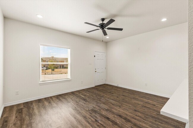 Building Photo - 1402 Courtney Pl