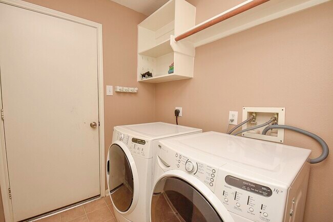 Building Photo - 21619 Oakcreek Ct