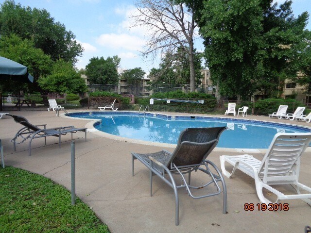 Building Photo - Ground Floor 1 BR/1 BA in Secured Bldg!