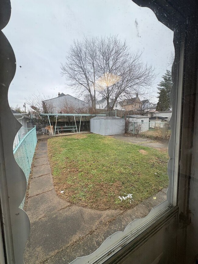 Building Photo - NORWOOD- Cute 2 bedroom 1.5 baths with fenced yard