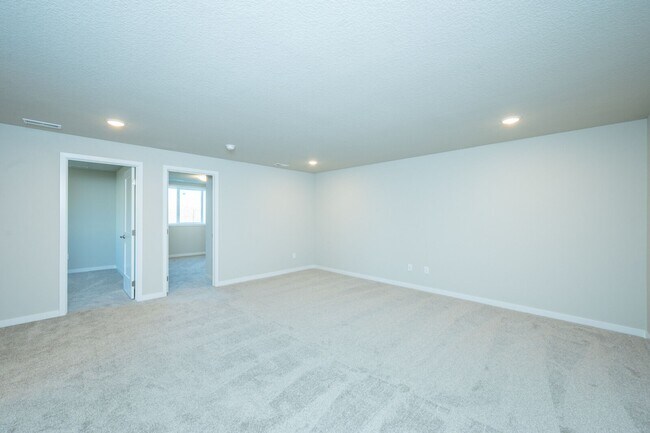 Building Photo - Spacious home in a desirable neighborhood