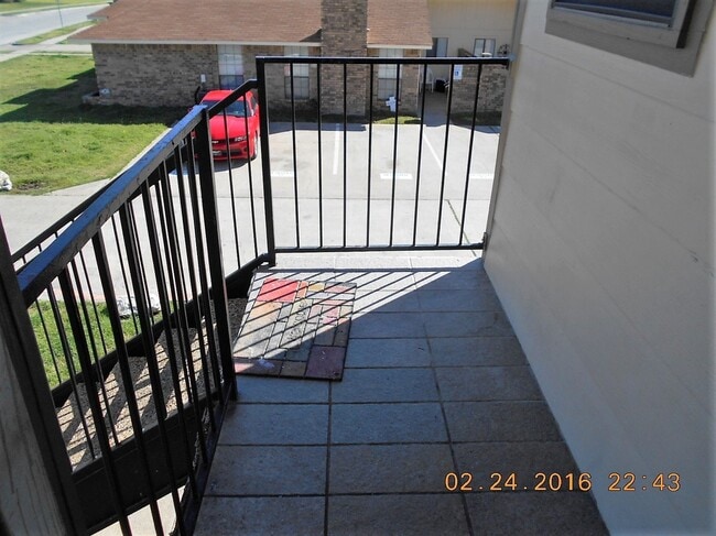 Building Photo - Nice Four plex unit upstairs in Irving.