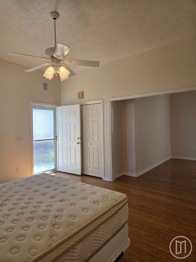 Building Photo - Sunny, spacious home in a prime cul-de-sac location!