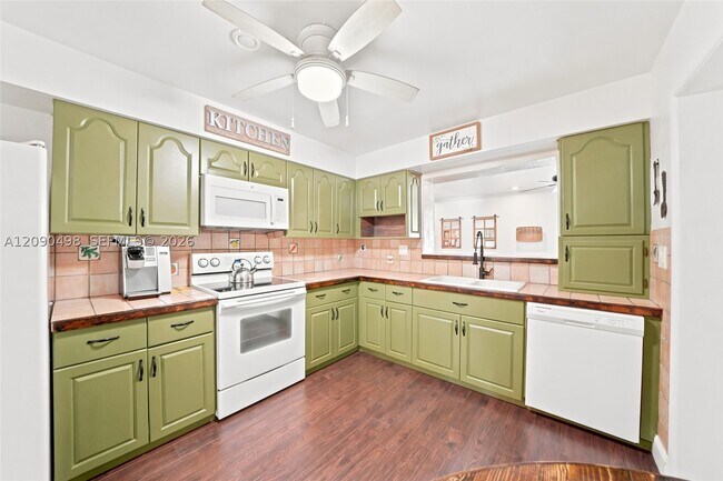 Building Photo - 15425 N Miami Ave