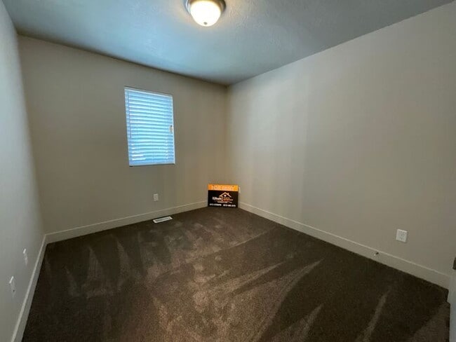 Building Photo - 2 bedroom 2 1/2 bath townhouse