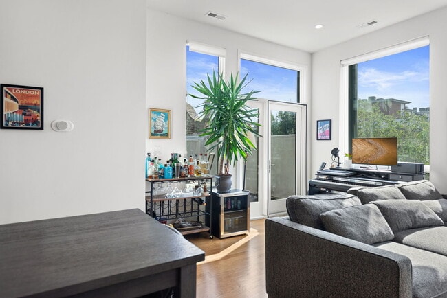 Building Photo - 1728 W Division St