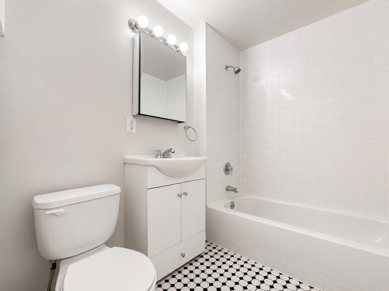 Building Photo - 323 W 96th St