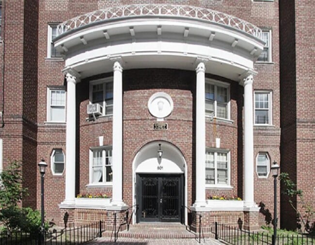 Building Photo - 601 E 19th St