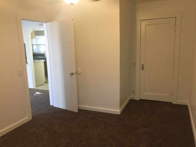 Building Photo - Paradise Cozy 2 bed one bath off of upper ...