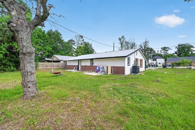 Building Photo - 8221 Bigwood St