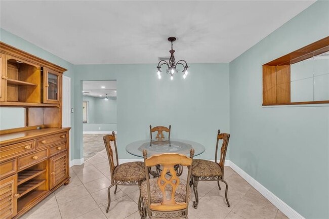 Building Photo - 4541 NE 6th Terrace