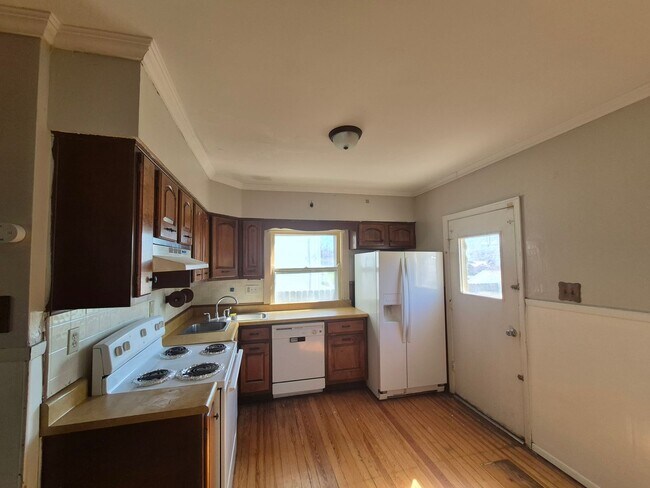 Building Photo - Charming 3 bedroom home