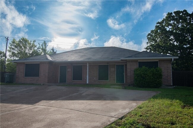 Building Photo - 1735 Rock Hollow Loop