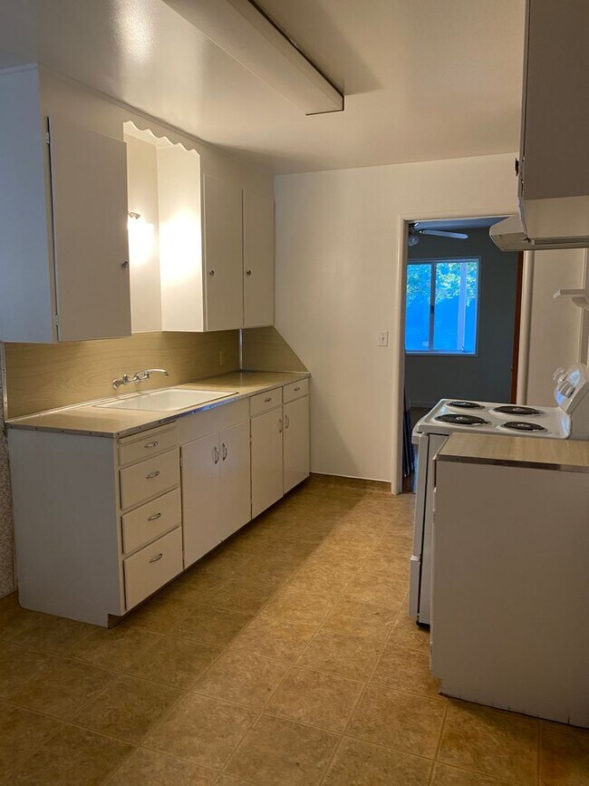 Building Photo - Quaint 2 Bedroom Duplex