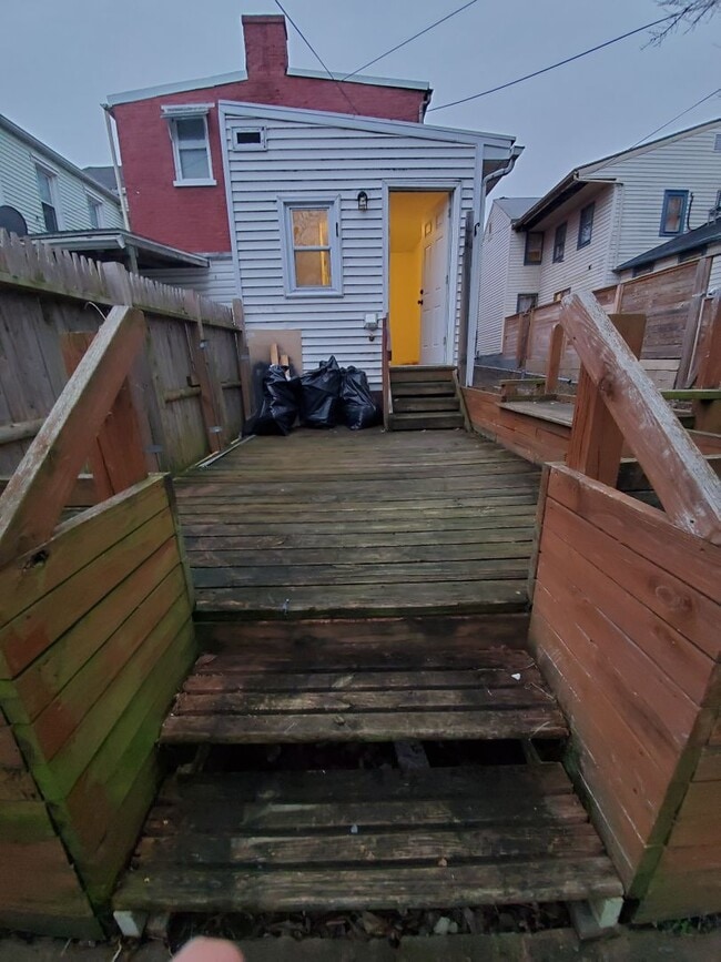 Building Photo - Spacious 3 Bedroom 1.5 Bath Brick Home