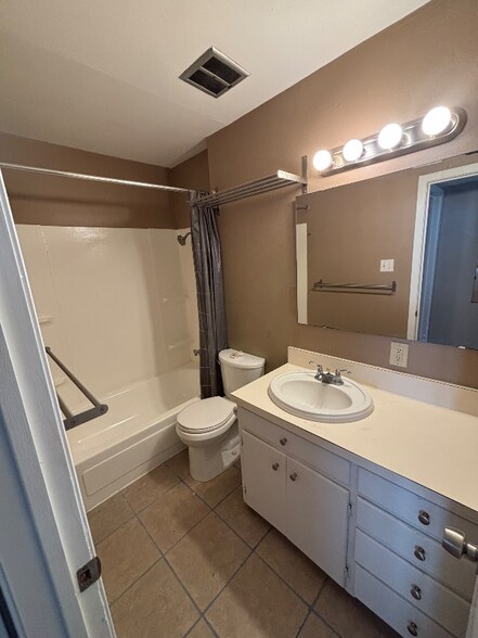 Bath - 2137 Branard St