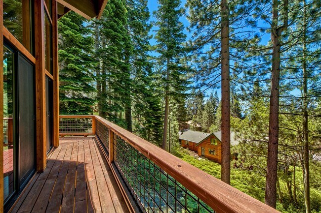 Building Photo - Gorgeous Lakeview! Pet Friendly w a Garage & AC!