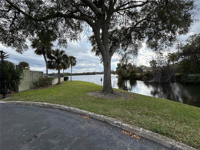 Building Photo - 946 Lake Destiny Rd