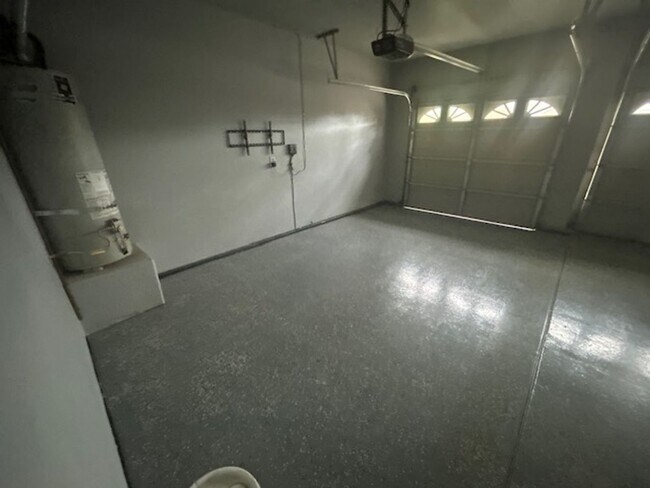 Building Photo - 4 Bedroom 2 Bathroom in SE Visalia with Po...