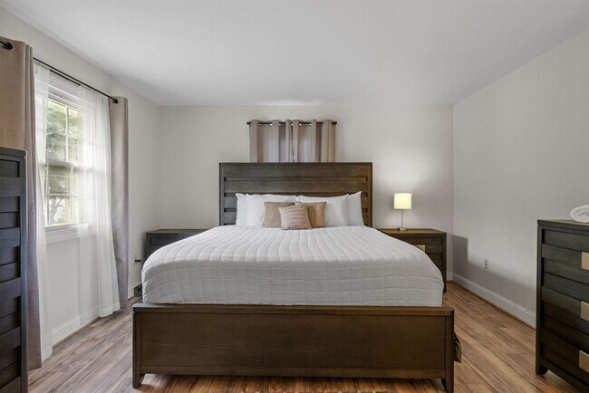 Building Photo - 2 Meadow Ln