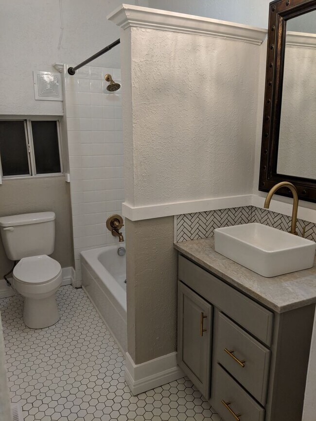 Building Photo - Beautiful Home!  Perfect combo of old world charm with modern finishes & ammenities!