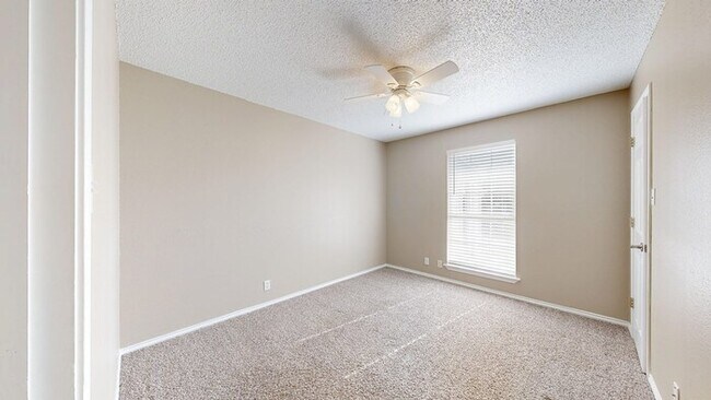 Building Photo - 3 bed 2 bath home, 2 car garage
