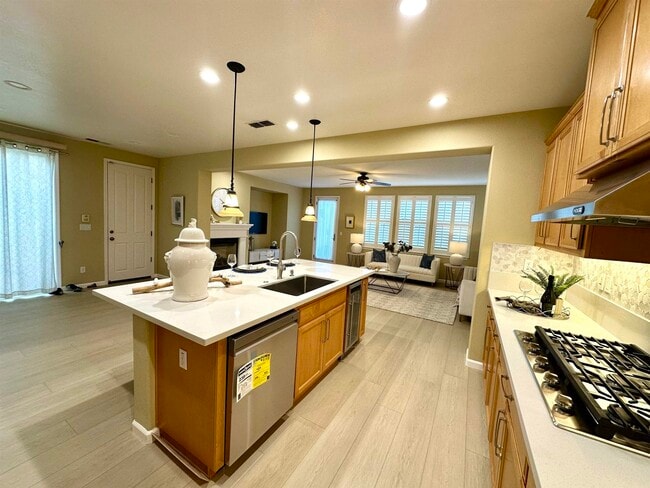 Building Photo - 372 S Caballo St