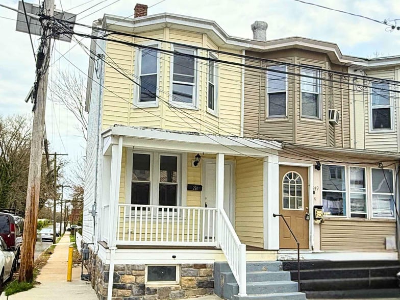 Primary Photo - 251 Henry St