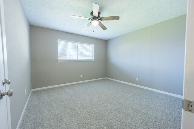 Building Photo - 17411 Strack Dr E