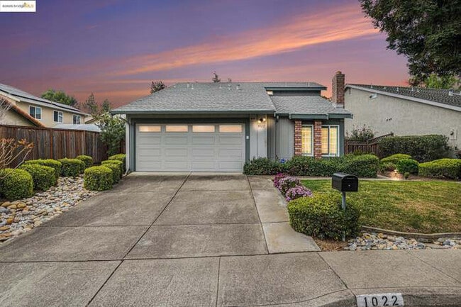 Building Photo - 1022 Village Dr