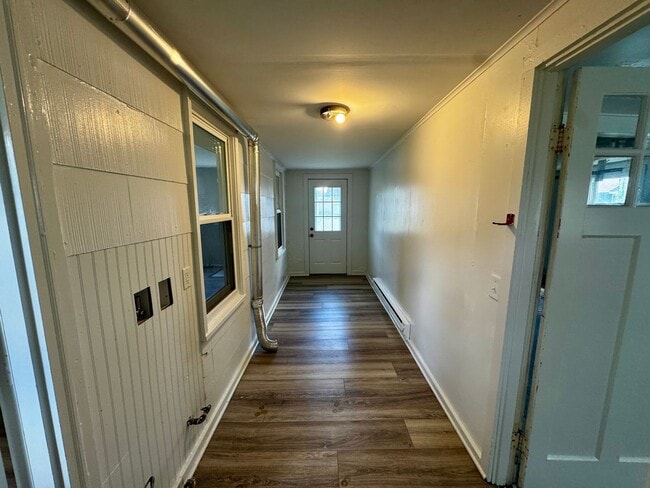 Building Photo - Updated 2 Bed Ranch Home w/ Huge Fenced Yard, Attached Garage & No Stairs – Moline