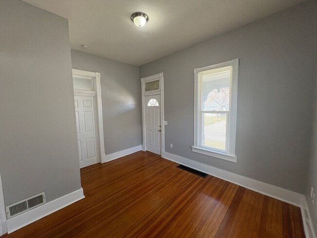 Building Photo - Charming & Spacious 2-Bedroom Home with Private Backyard and Garage Parking