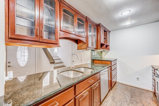 Building Photo - 708 Fowler St