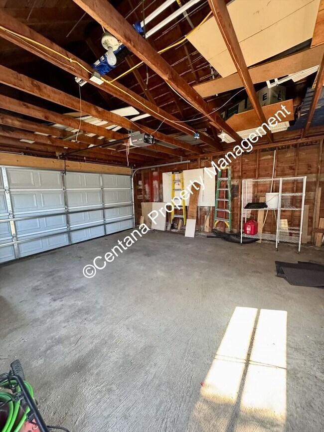 Building Photo - $500 off first months rent on 3 bed 2 bath...