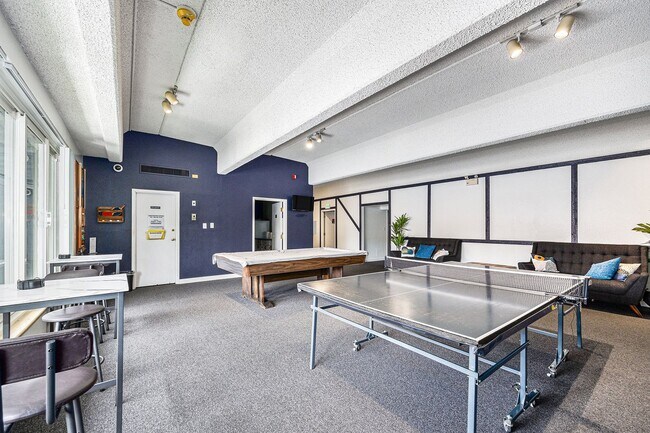 Building Photo - Spacious 1 bedroom home in the heart of Capital Hill! 1 Reserved Parking Space and Storage Unit!