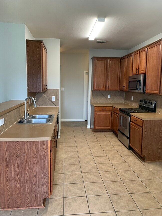 Building Photo - 1415 Millbrook Ln