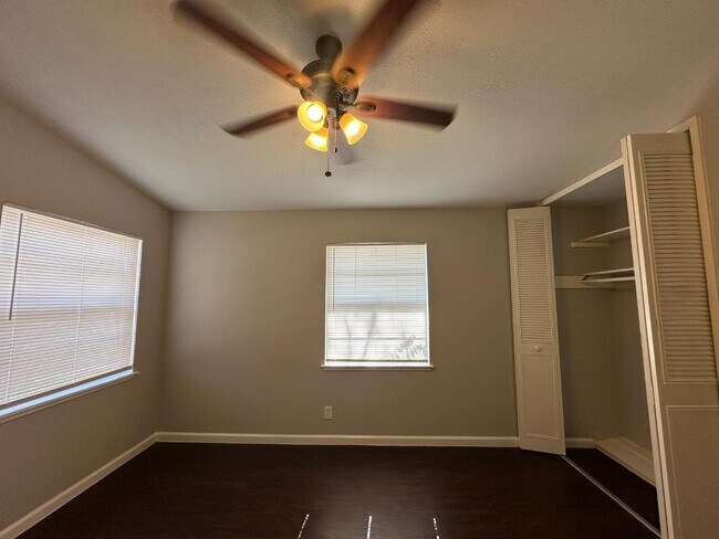 Building Photo - 5127 Village Green