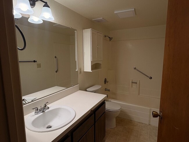 Building Photo - 3708 N Country Club Rd