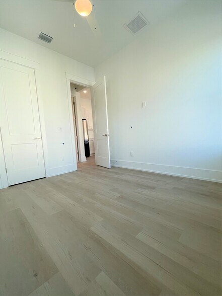 Building Photo - 517 13th Ave S